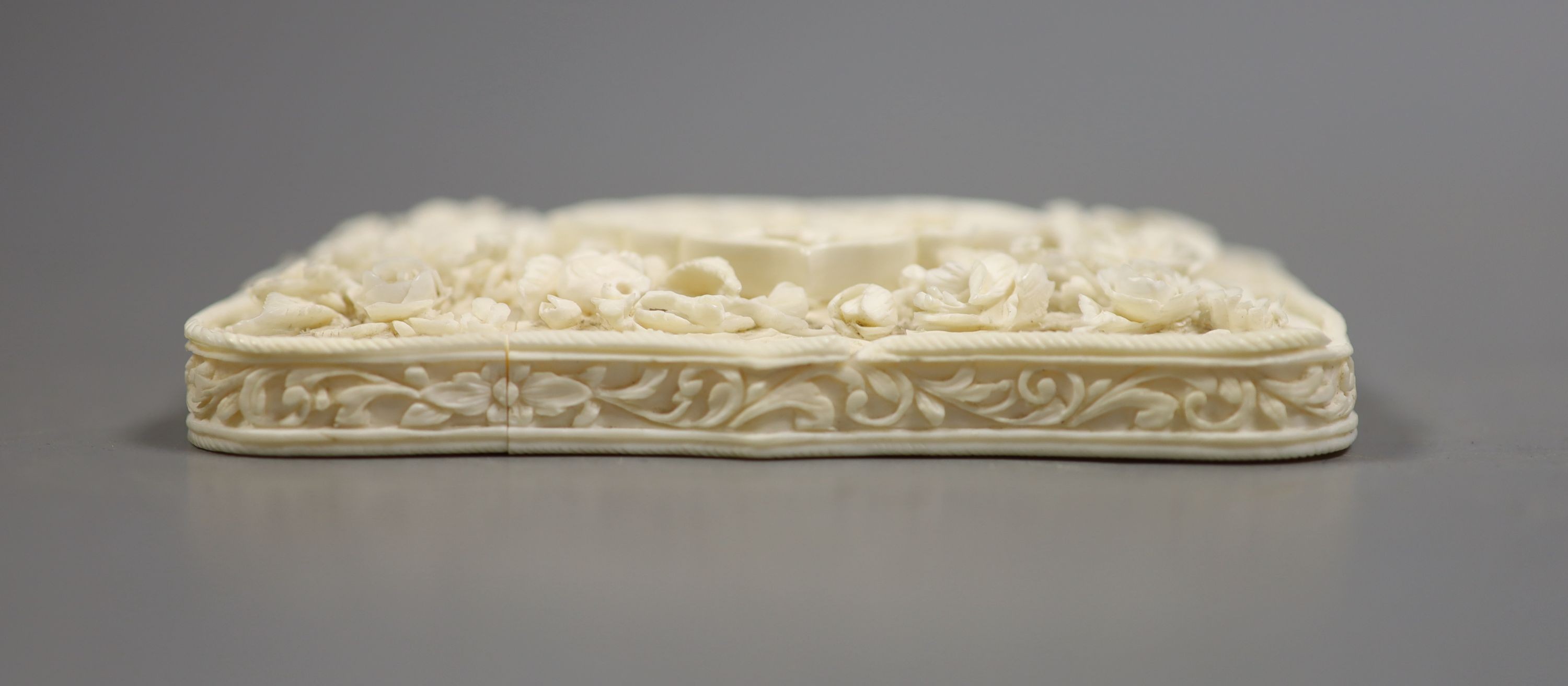 A 19th century Chinese Canton ivory card case, 11.2cm